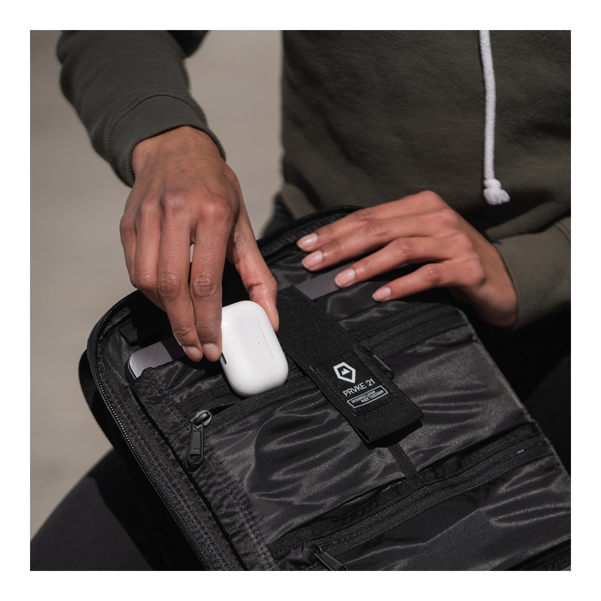 WANDRD PRVKE 21-Liter Black V3 - Anwendungsbeispiel: AirPod im Innenfach.