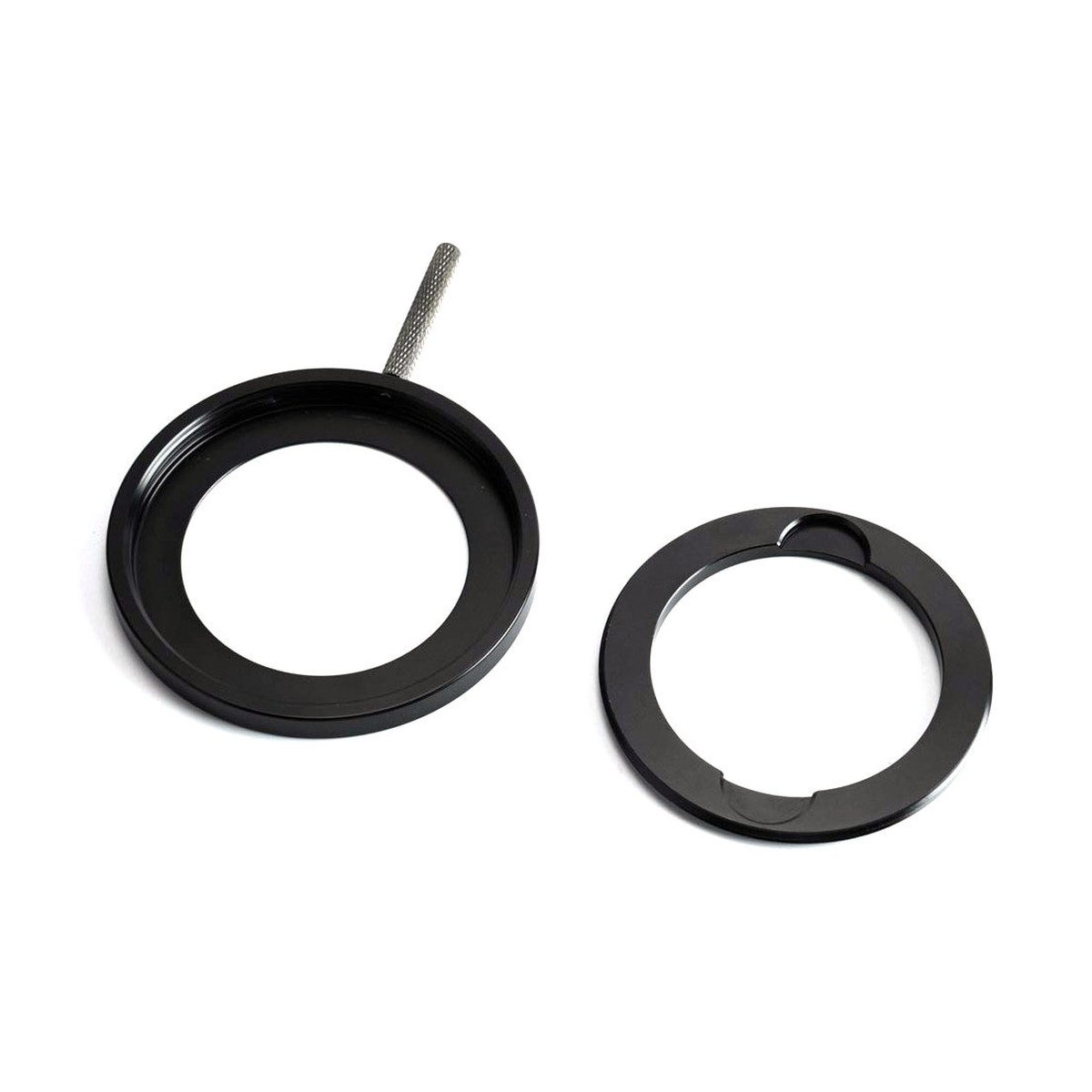 Godox Gobo Halter - Lieferumfang: Zwei schwarze, ringförmige Metallteile und ein kleiner Stift.