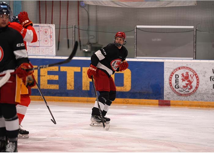 Sportaufnahme eines Eishockeyspielers mit der Sony A7 V im Serienbildmodus.