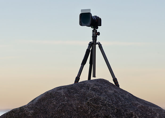 Rollei C5i und C6i Carbonstativ im Outdoor-Einsatz: Reisestativ mit Kamera auf Fels