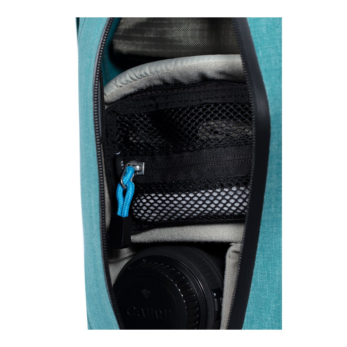 F-Stop DYOTA 20 North Sea (türkis) - Detailansicht Innenraum: Kameraobjektiv, Netzfächer und Reißverschluss.