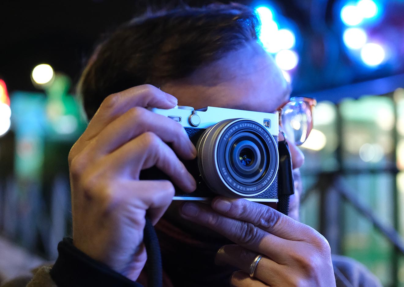 Fujifilm X-E5 im Einsatz bei Nacht – lichtstarke Systemkamera Person fotografiert mit der Fujifilm X-E5 in nächtlicher Umgebung – kompakte Kamera mit hervorragender Low-Light-Performance
