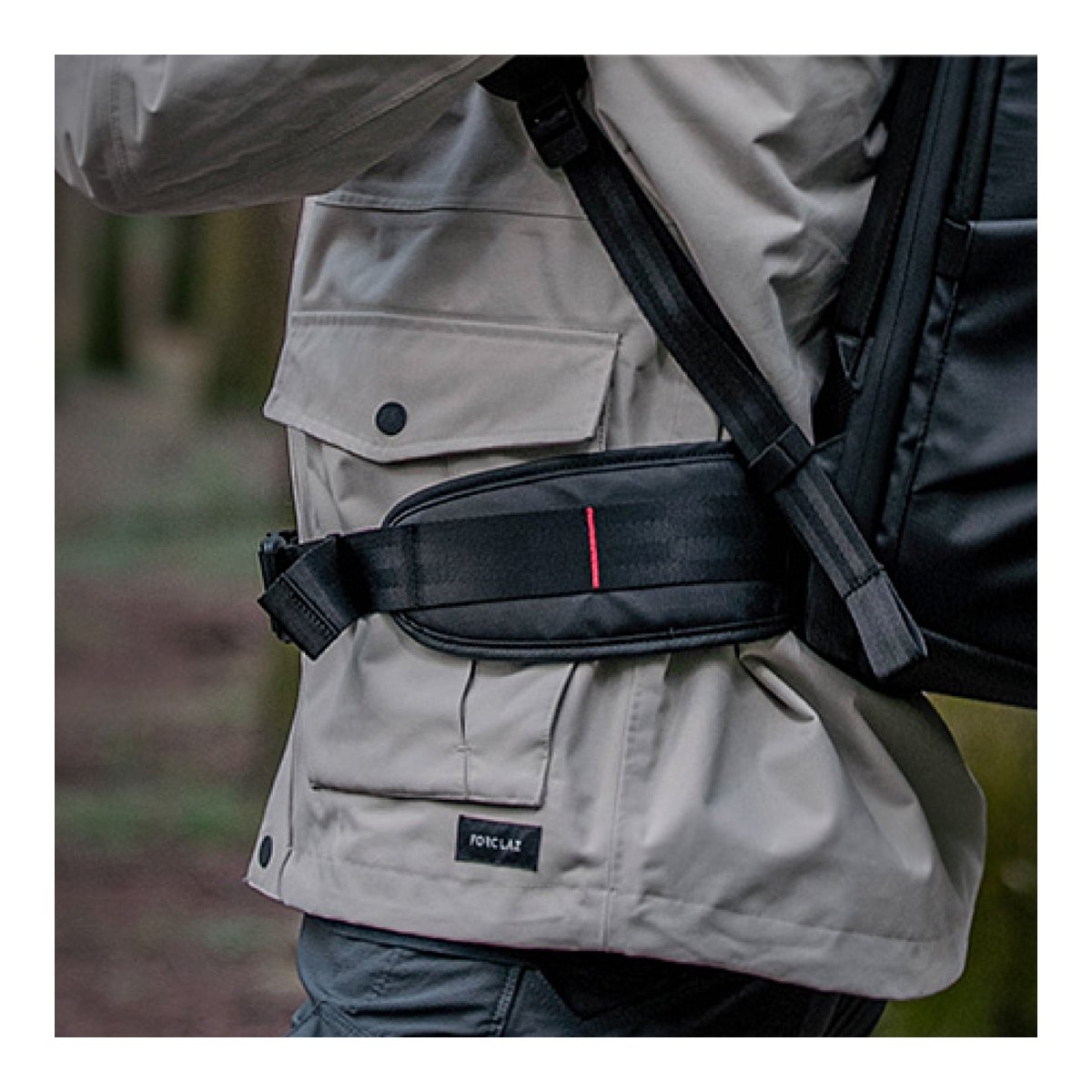 PGYTECH OneMo 2 Backpack 25L (Space Black) - Anwendungsbeispiel: Hüftgurt und Schultergurt des Rucksacks am Körper.