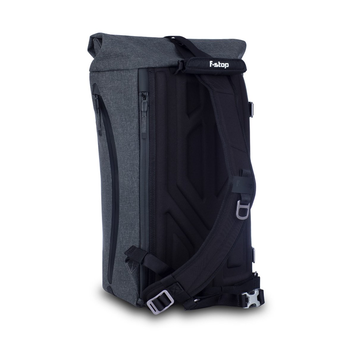 F-Stop DYOTA 11 Battleship (dunkelgrau) - Schräge Rückansicht des grauen f-stop Rucksacks mit Schultergurt