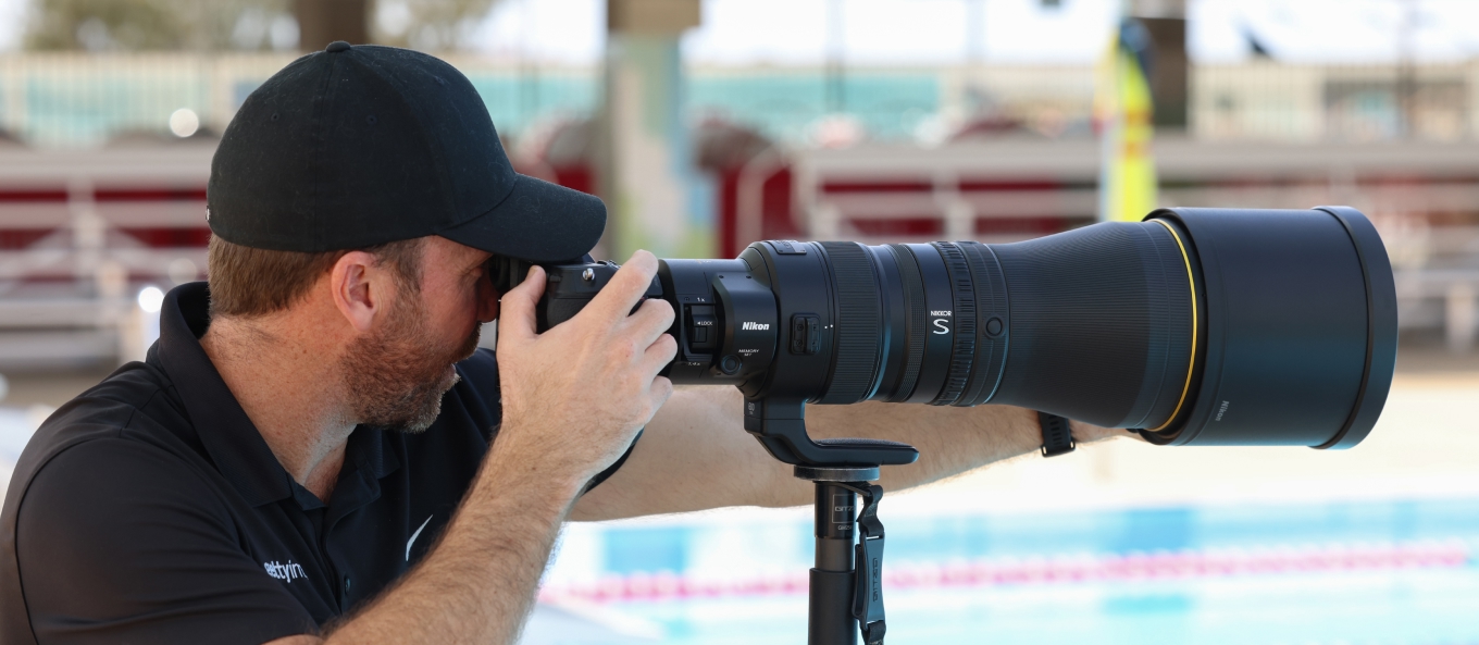 Profifotograf und Teleobjektiv im Einsatz Sportfotograf mit Nikon Z‑Kamera und Teleobjektiv