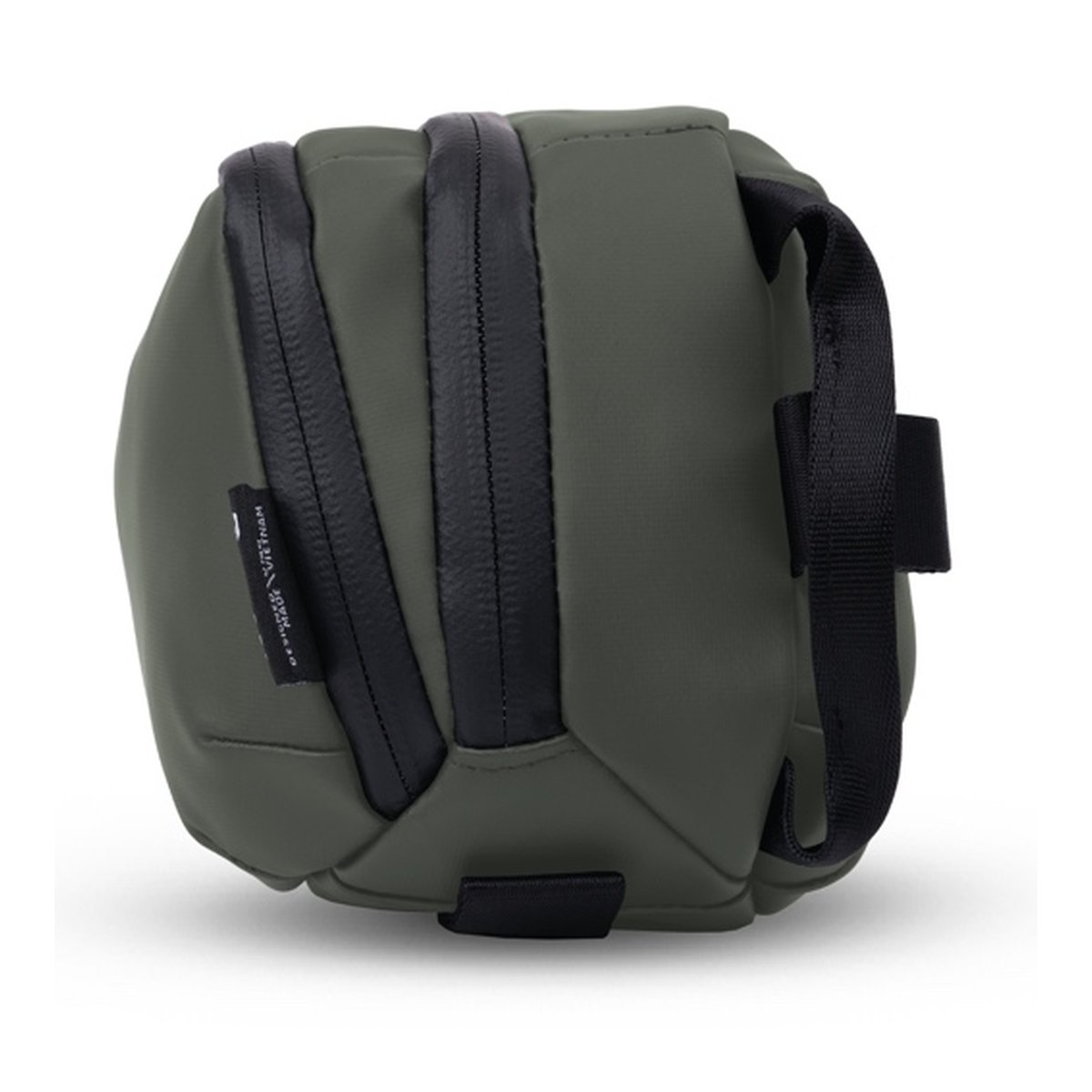 WANDRD Tech Bag Large Wasatch Green - Olivgrüne Tasche, Ansicht von schräg vorne/oben mit zwei Reißverschlüssen und seitlichem Riemen.