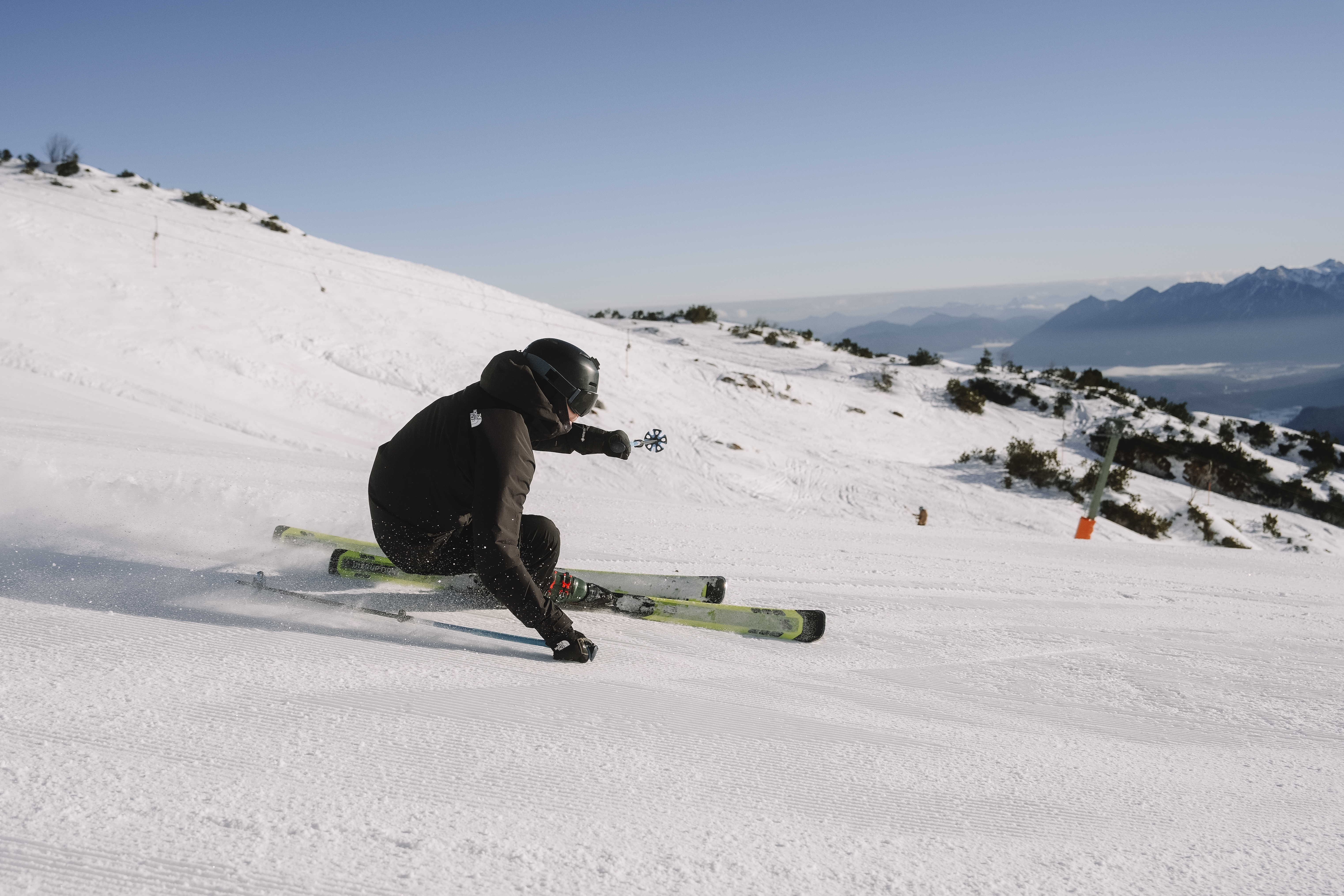 Serie: Skifahrer beim Carven aufgenommen mit Sony Alpha 7 V