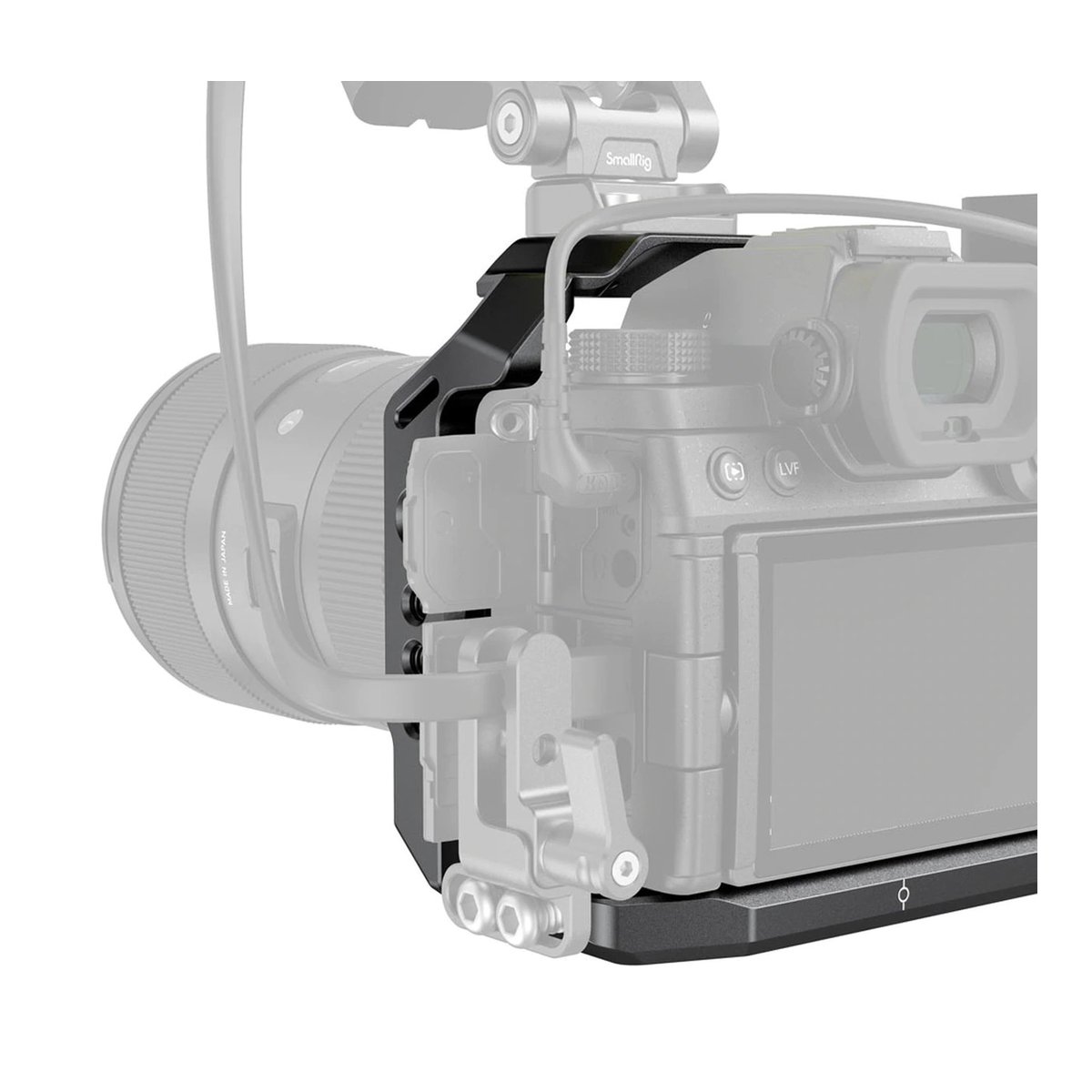 SmallRig 2983 Cage Panasonic S5 - Detailansicht: SmallRig Kamerakäfig montiert an Kamera, mit Objektivstütze und Obergriffhalterung