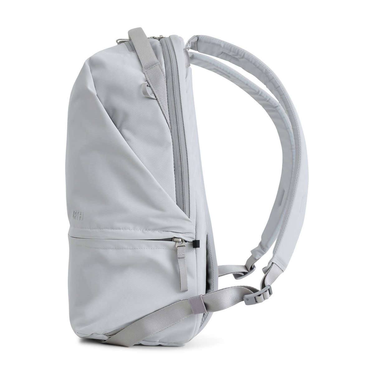 Urth Arkose 20L Rucksack + Kamera Insert (Aschgrau) - Profilansicht des hellgrauen Rucksacks mit Reißverschluss und Schultergurt.