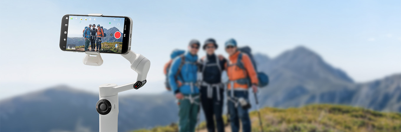 Smartphone auf Insta360 Flow 2 Gimbal filmt Wandergruppe in den Bergen