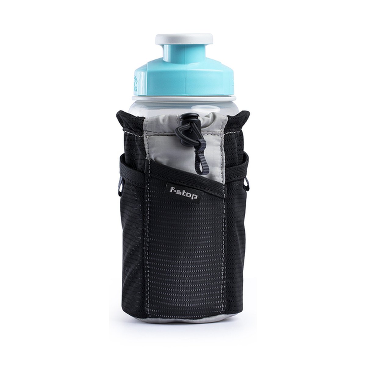 F-stop Mano Wasserflaschen-Tasche - Frontansicht einer Wasserflasche in einer schwarzen f-stop Halterung mit hellblauem Deckel. F-stop Mano Wasserflaschen-Tasche - Frontansicht einer Wasserflasche in einer schwarzen f-stop Halterung mit hellblauem Deckel.