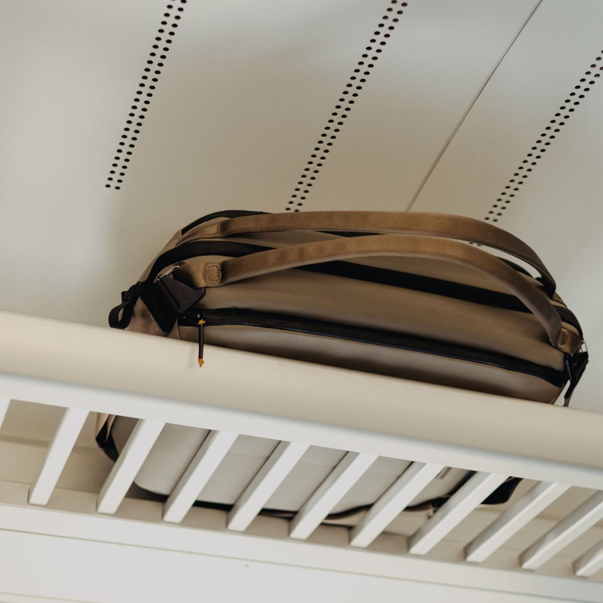 Peak Design Travel Weekender 25L Stone Anwendungsbeispiel Ablage im Zug