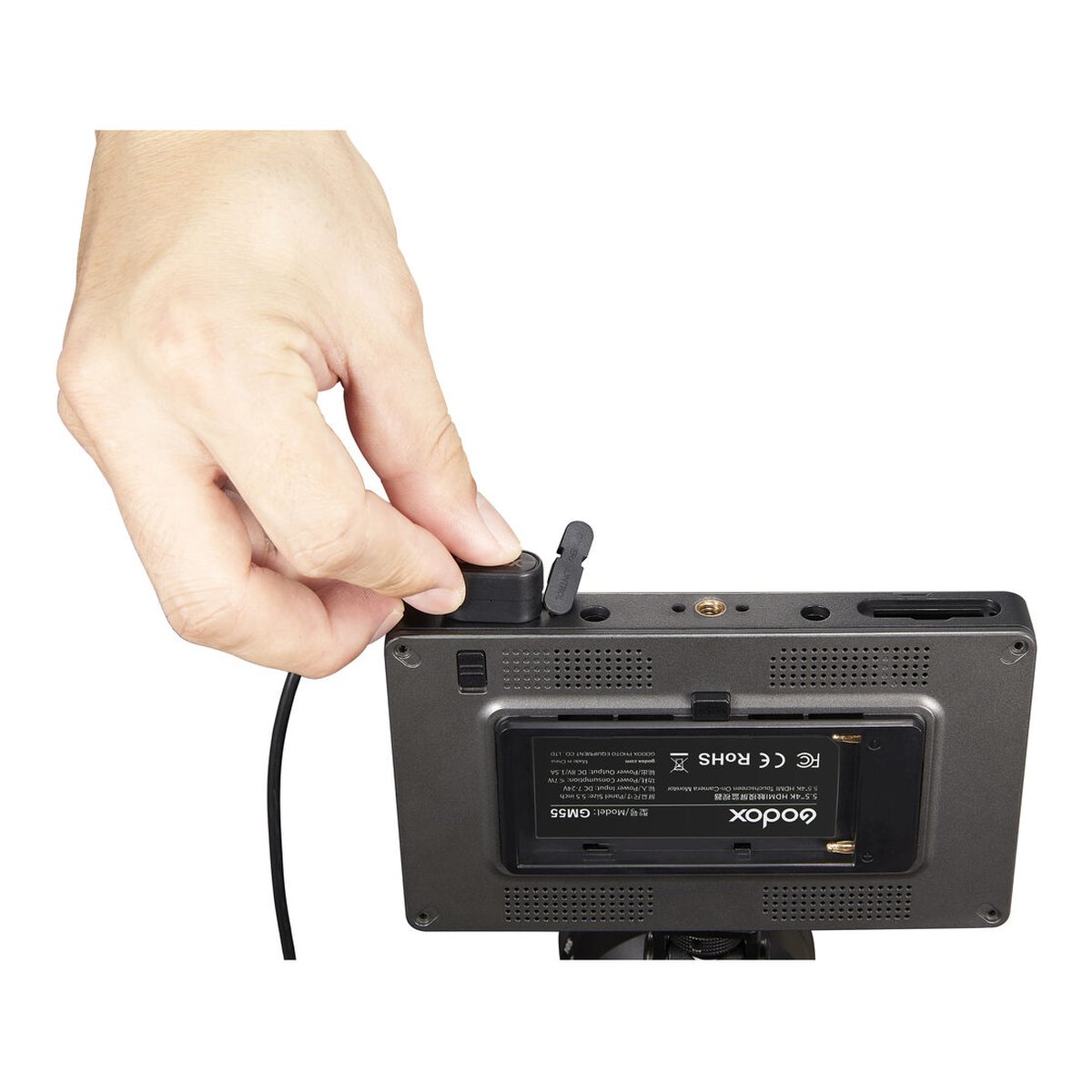 Godox Monitor Kamera-Steuerkabel (Mini USB) - Hand setzt Batterie in Godox GM55 Monitor ein