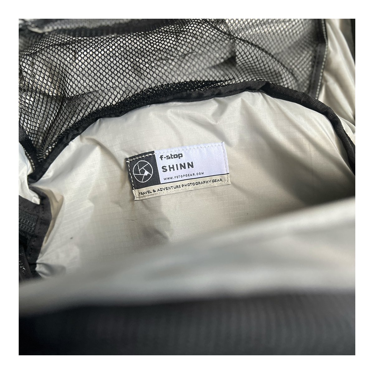 F-Stop DuraDiamond Shinn - Anthrazit - Detailansicht: f-stop SHINN Label und innere Netztasche F-Stop DuraDiamond Shinn - Anthrazit - Detailansicht: f-stop SHINN Label und innere Netztasche