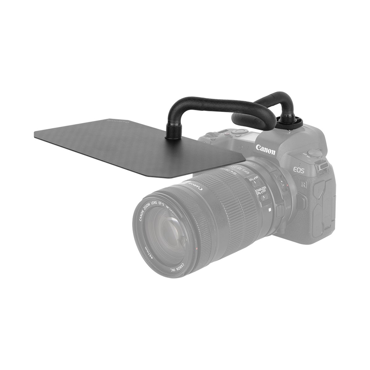 SmallRig 3199 Simple Shade, Blendschutz - Anwendungsbeispiel: Schwarze Kamera-Halterung mit gebogenen Armen auf einer Kamera befestigt