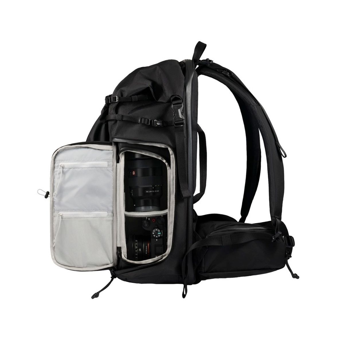 Urth Helios Outdoor Backpack 40L Onyx Seitenansicht mit offenem Fach
