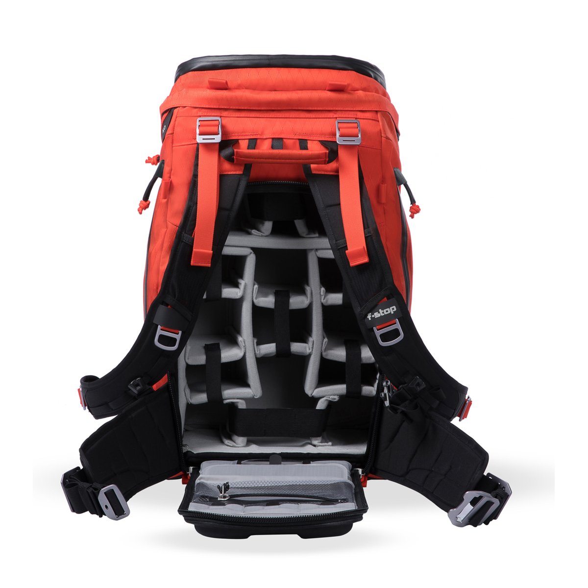 F-Stop DuraDiamond Tilopa - Magma - Roter f-stop Kamerarucksack, Rückseite geöffnet mit Blick auf modulare Innenfächer für Fotoausrüstung.