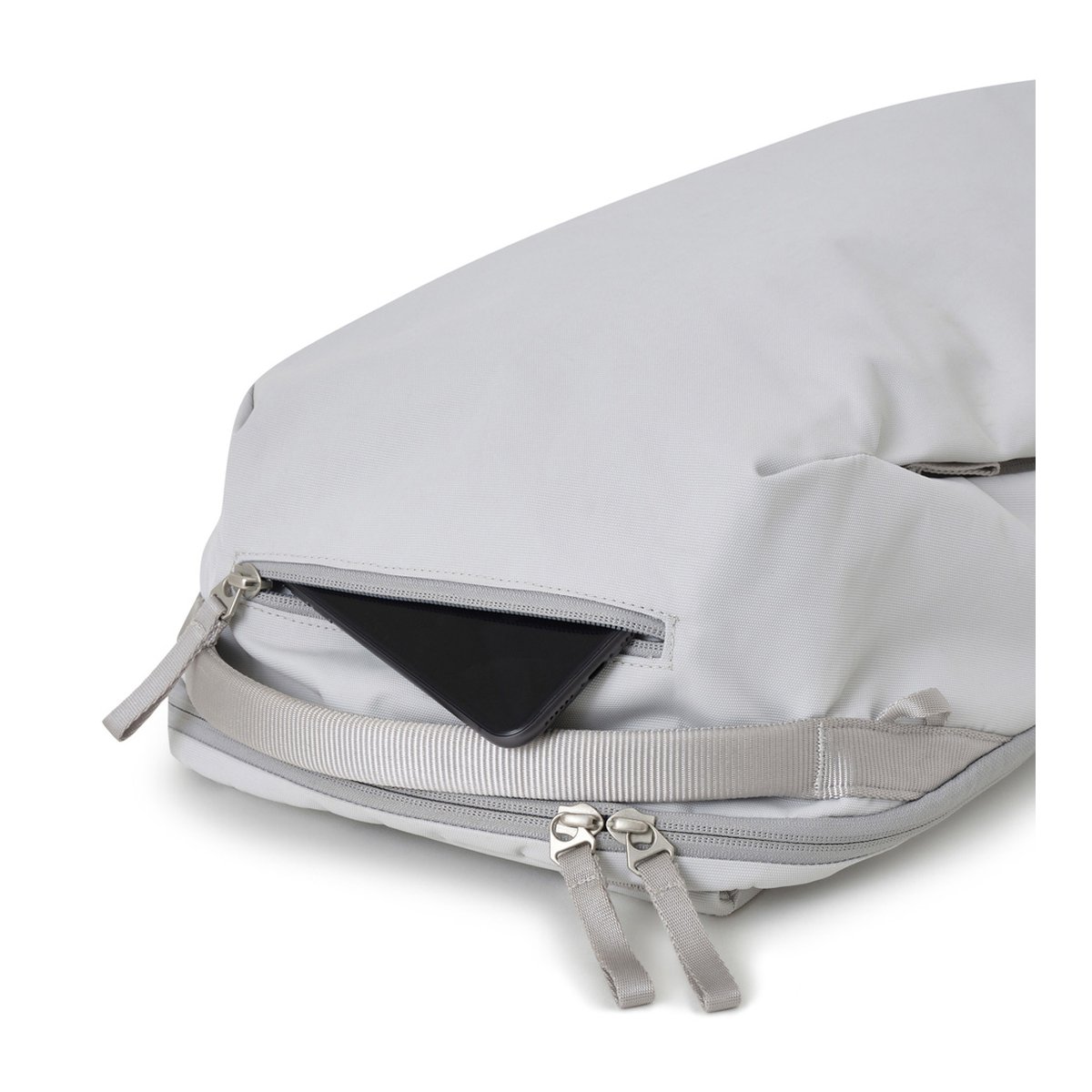 Urth Arkose 24L Rucksack (Aschgrau) - Anwendungsbeispiel: Smartphone in Seitentasche des Rucksacks