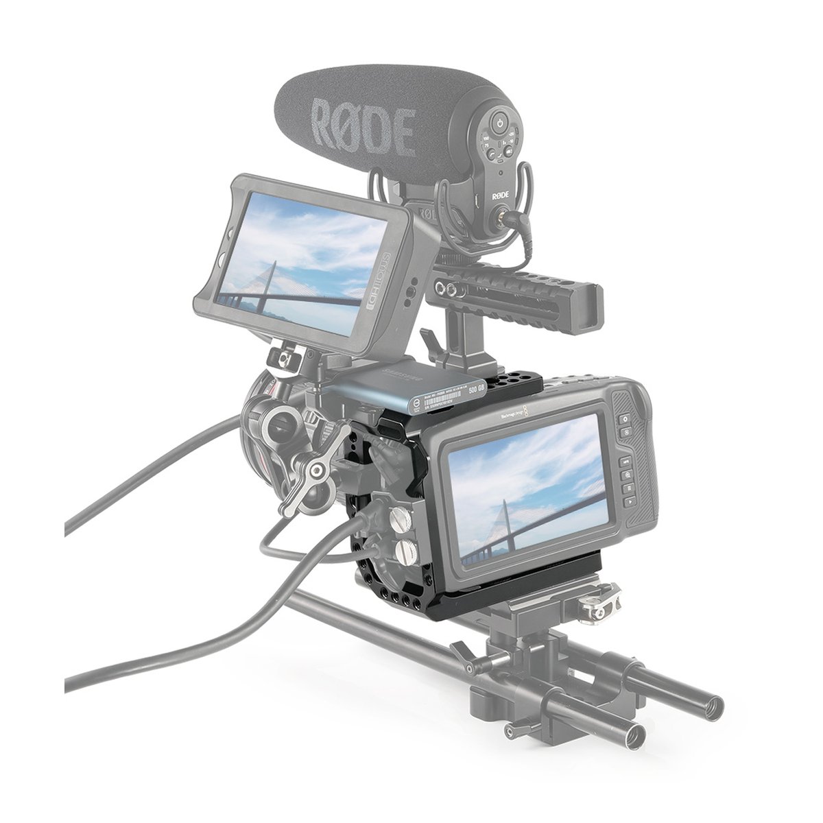 SmallRig 2254B Halbkäfig für BMPCC 4K/6K - Detailansicht: Externe SSD und Monitor an Kamerakäfig montiert.
