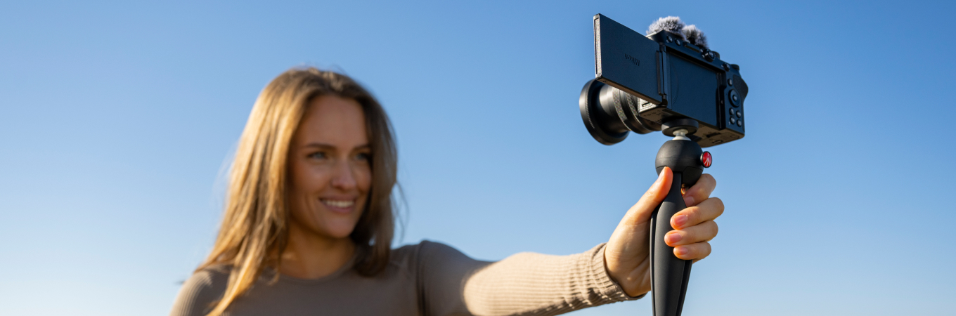 Vlogging Kamera Banner mit Content Creator beim Filmen im Freien