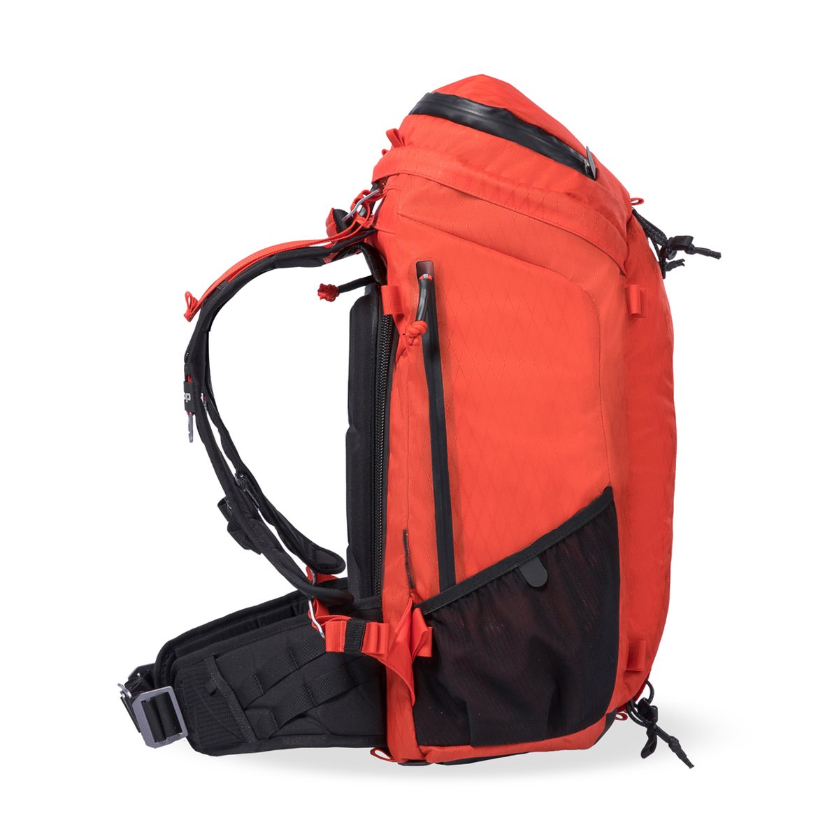 F-Stop DuraDiamond Ajna - Magma - Seitenansicht eines orangefarbenen Rucksacks mit Schultergurt, Hüftgurt und Seitentaschen