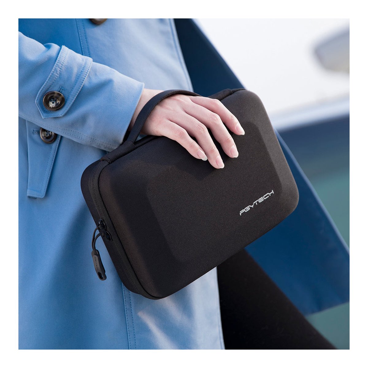 PGYTECH Osmo Pocket Carrying Case - Anwendungsbeispiel: Schwarze PGYTECH-Tragetasche wird in der Hand gehalten.