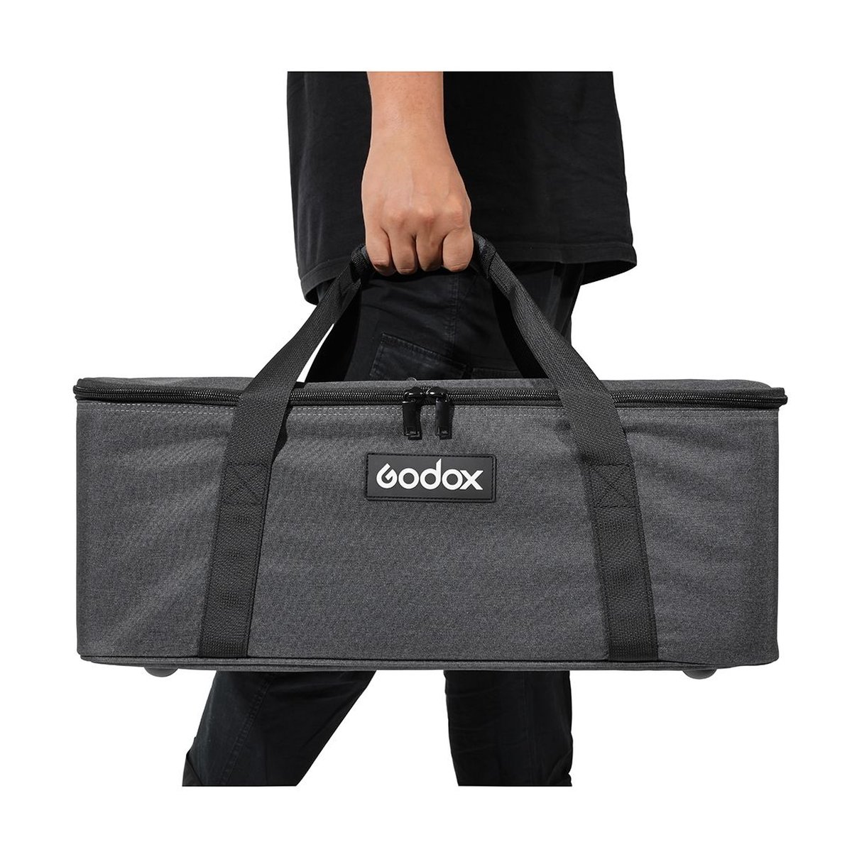 Godox CB-16 Tragetasche für VL LED-Licht - Anwendungsbeispiel: Godox Transporttasche wird von einer Person am Griff getragen.
