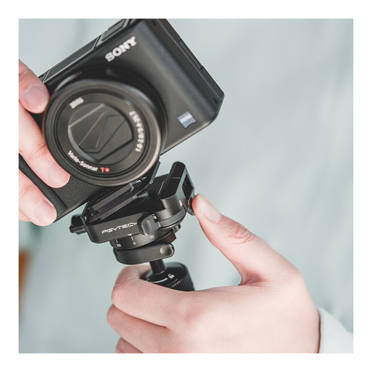 PGYTECH SNAPLOCK MINI REVERSE BALL HEAD - Anwendungsbeispiel: Montage einer Kamera auf einem PGYTECH Stativkopf.
