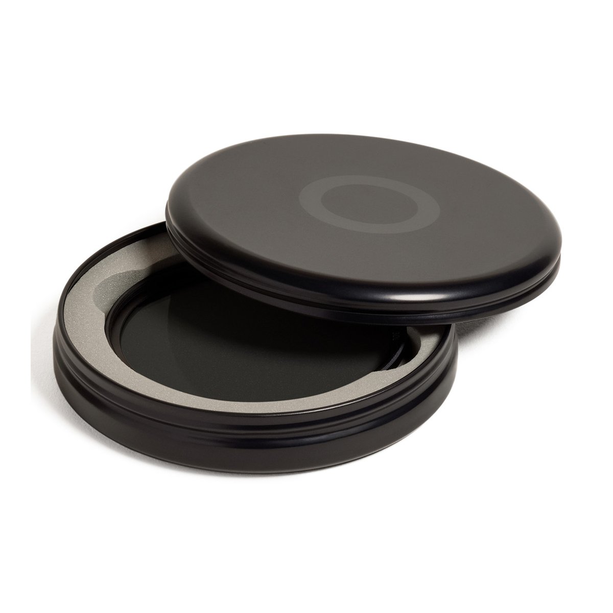 Urth 40.5mm ND8 (3 Stop) Objektivfilter (Plus+) - Verpackung: Geöffnete runde schwarze Aufbewahrungsbox mit Schaumstoff und dunklem Inhalt.