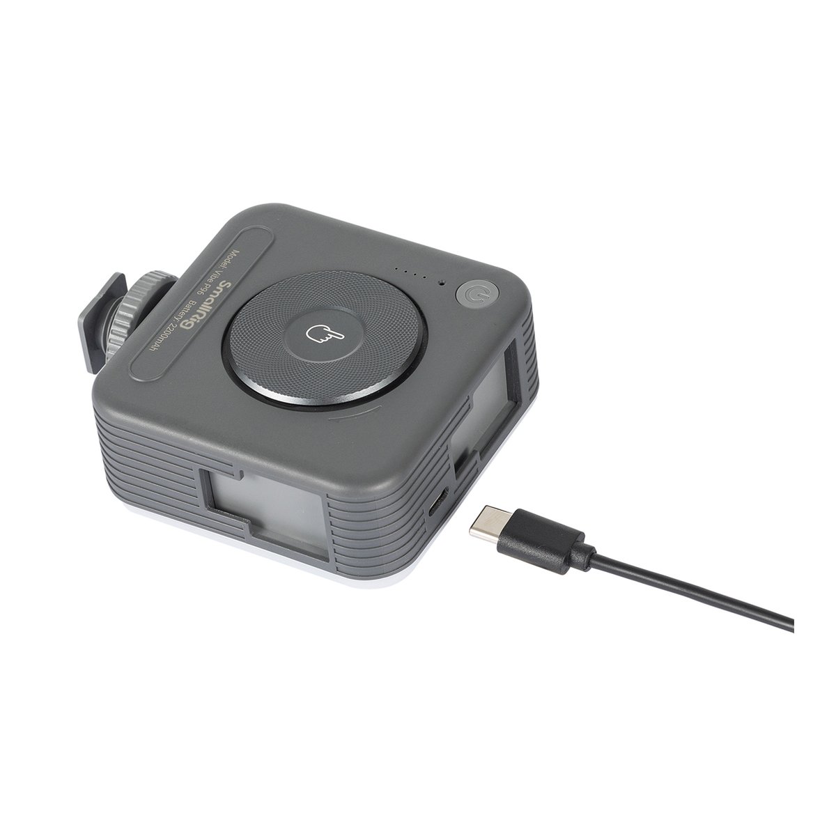 SmallRig 3286B Vibe P96 LED Video Light - Detailansicht: USB-C-Ladekabel wird am Produkt angeschlossen