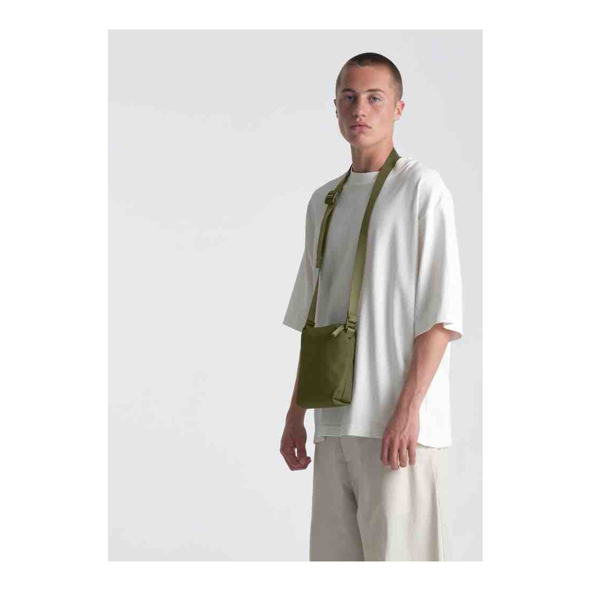 Urth Andesite Camera Pouch (Green) - Anwendungsbeispiel am Mann Urth Andesite Camera Pouch (Green) - Anwendungsbeispiel am Mann