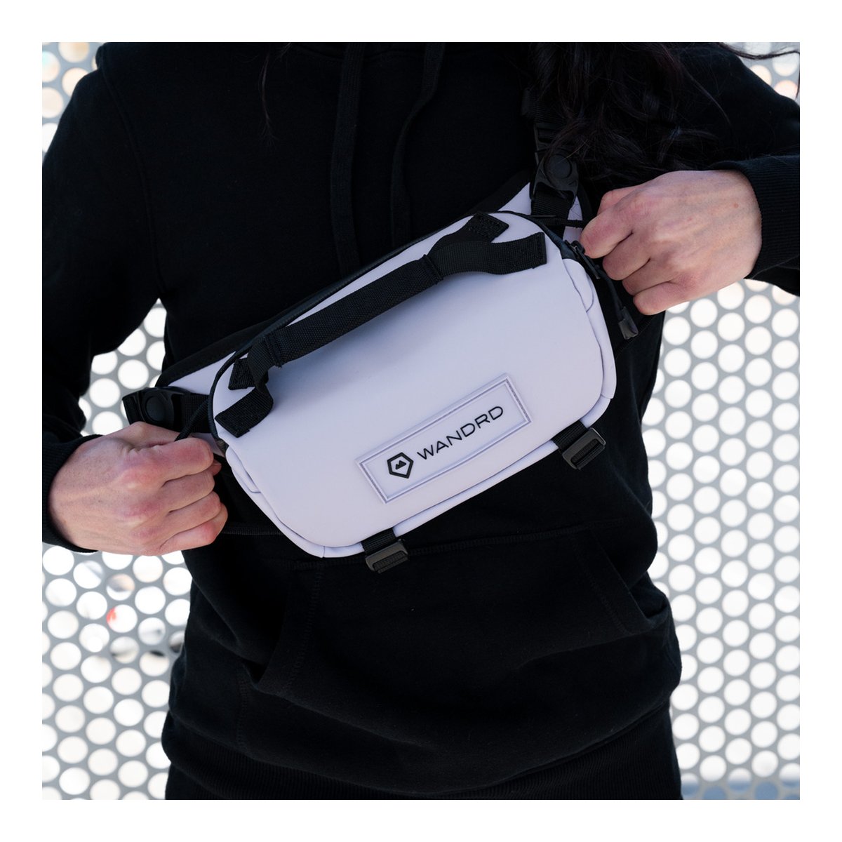 WANDRD ROGUE Sling 3L Uyuni Purple - Anwendungsbeispiel: Hellgraue WANDRD Sling Bag, quer über der Brust getragen. WANDRD ROGUE Sling 3L Uyuni Purple - Anwendungsbeispiel: Hellgraue WANDRD Sling Bag, quer über der Brust getragen.
