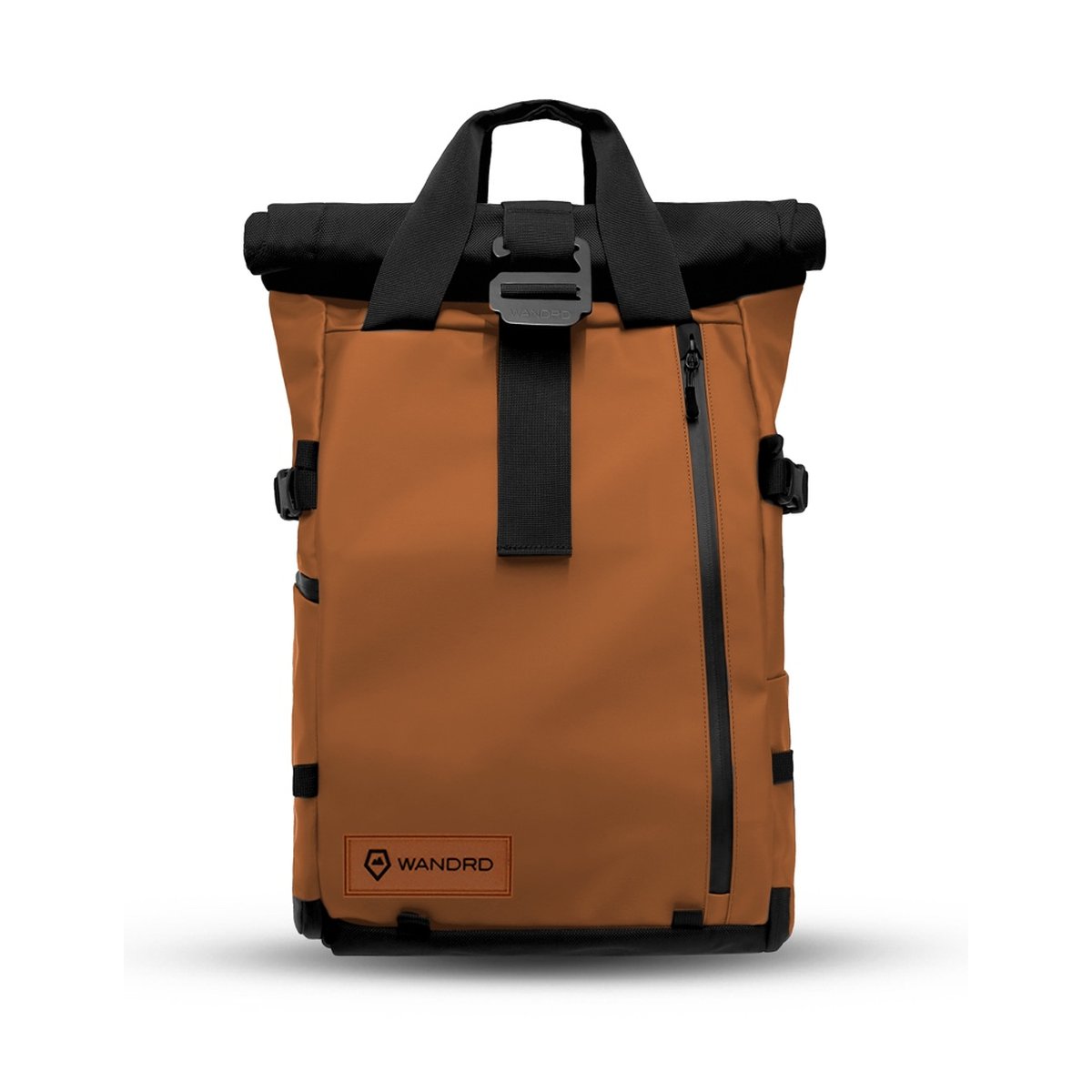 WANDRD PRVKE 21-Liter Sedona Orange Photo Bundle V3 - Frontansicht eines braunen und schwarzen Rolltop-Rucksacks.