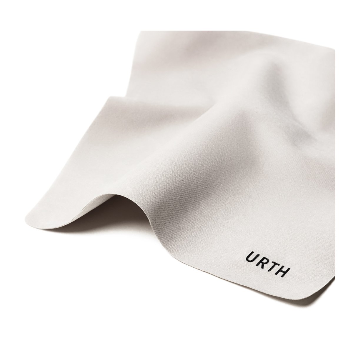 Urth 40.5mm Soft Graduated ND8 Objektivfilter (Plus+) - Detailansicht Reinigungstuch hellgrau mit URTH Logo
