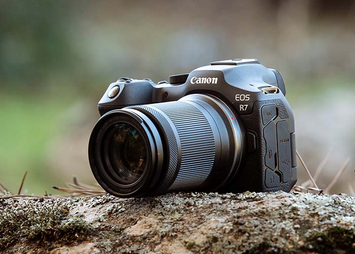 anon EOS R7 spiegellose Systemkamera mit RF-S Objektiv im Outdoor-Einsatz