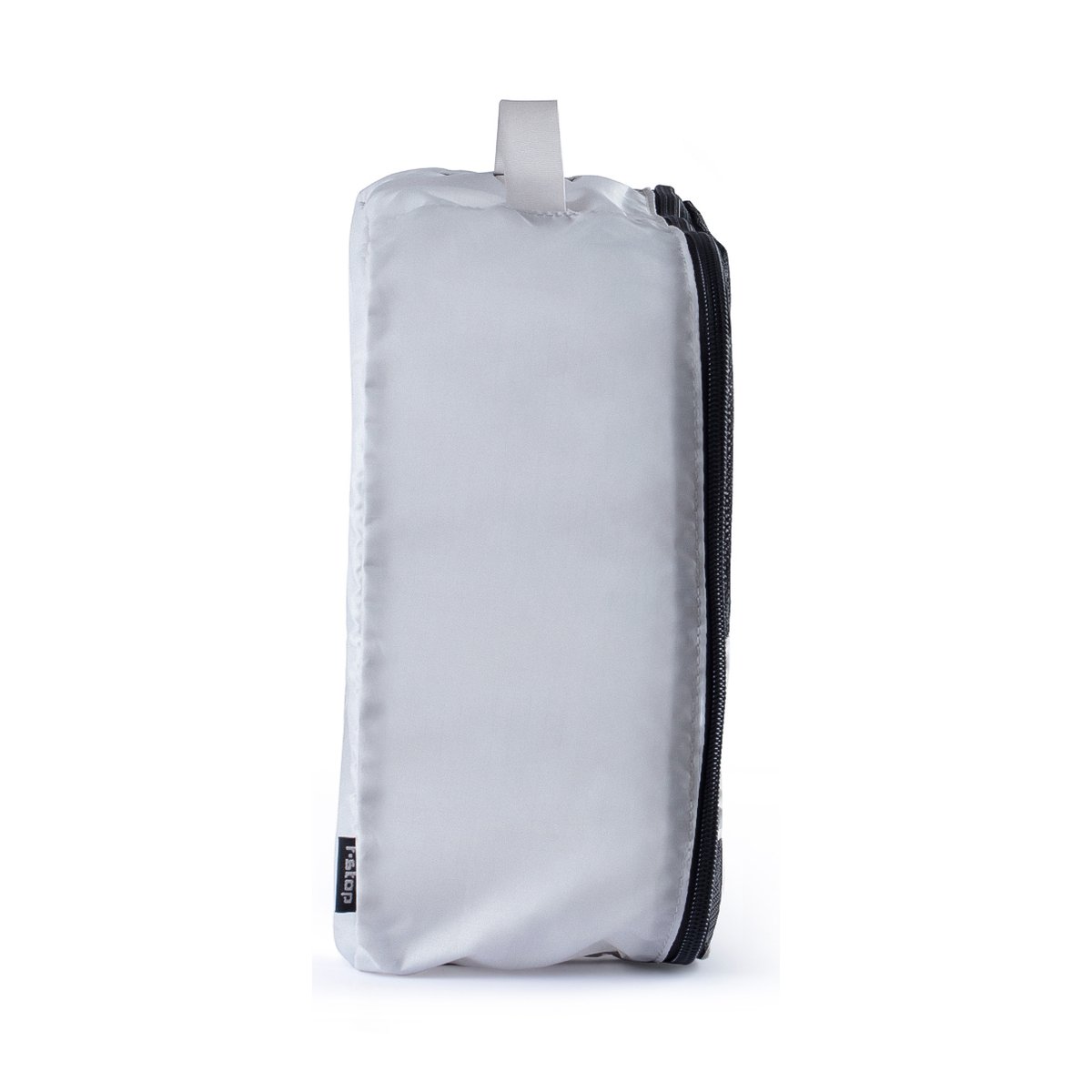 F-Stop Packing Cell Kit Grau - Schrägansicht des aufrecht stehenden grau-weißen Packsacks mit Reißverschluss.