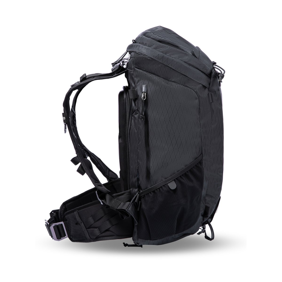 F-Stop DuraDiamond Ajna - Anthrazit - Schwarzer Rucksack, schräge Seitenansicht mit Schultergurten, Hüftgurt und vertikaler Reißverschlusstasche.