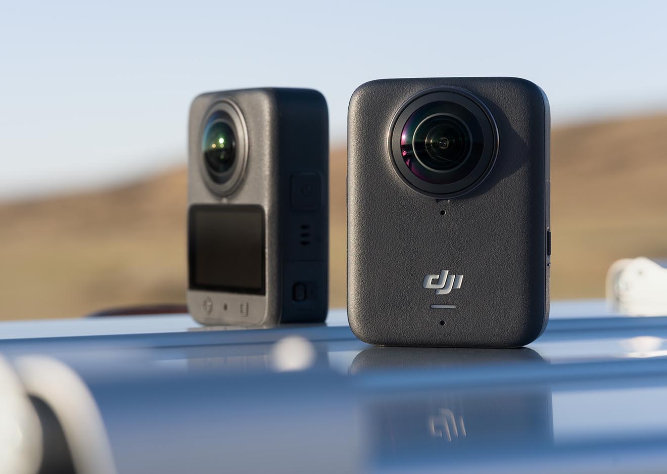 DJI Osmo 360 für kreative Vlogging-Perspektiven in 360 Grad DJI Osmo 360 Actioncam auf Autodach im Gegenlicht – perfekte 360 Grad Actionkamera für Content Creator