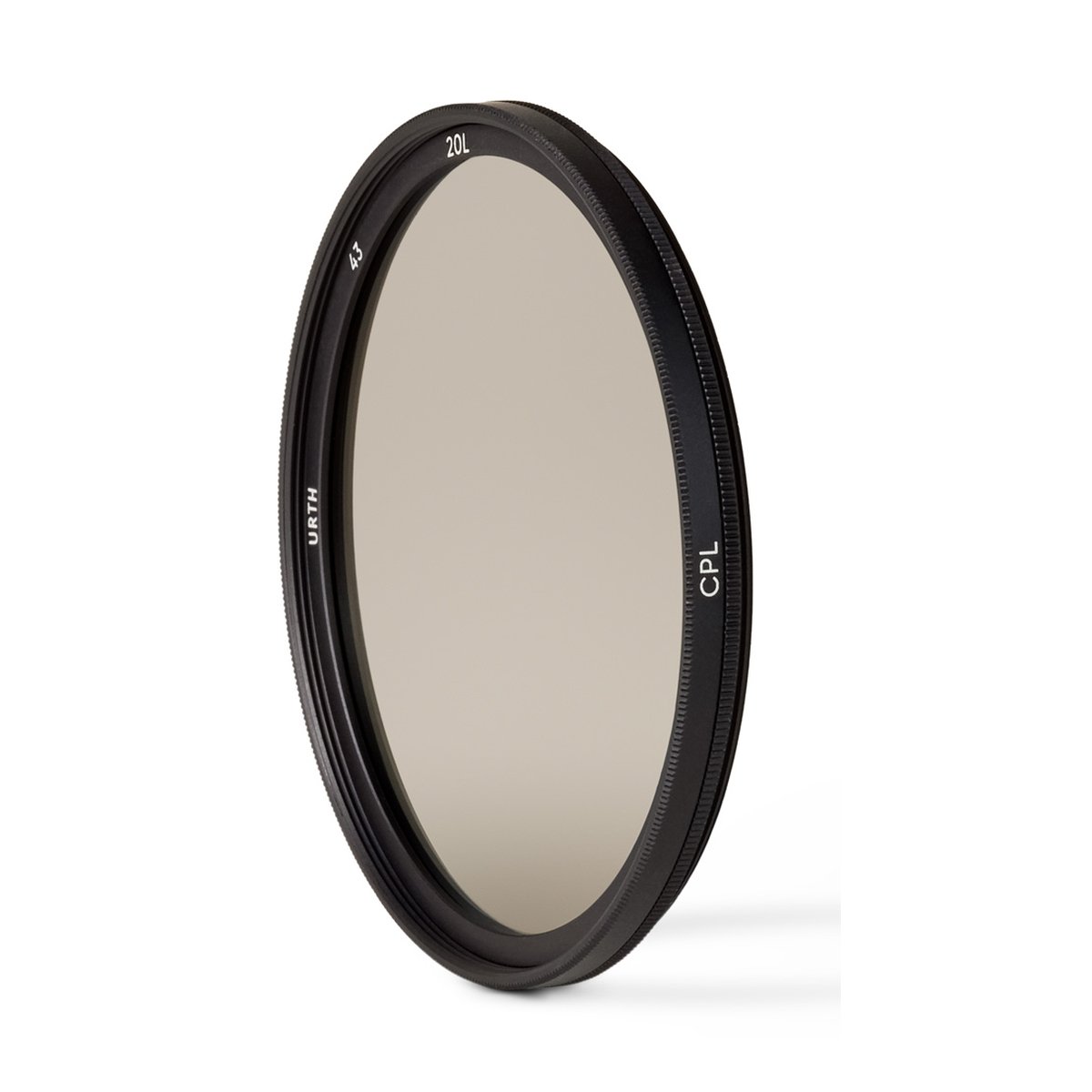 Urth 43mm Circular Polarizing (CPL) Objektivfilter (Plus+) - Nahaufnahme eines Urth CPL Kamerafilters, schräg von vorne Urth 43mm Circular Polarizing (CPL) Objektivfilter (Plus+) - Nahaufnahme eines Urth CPL Kamerafilters, schräg von vorne