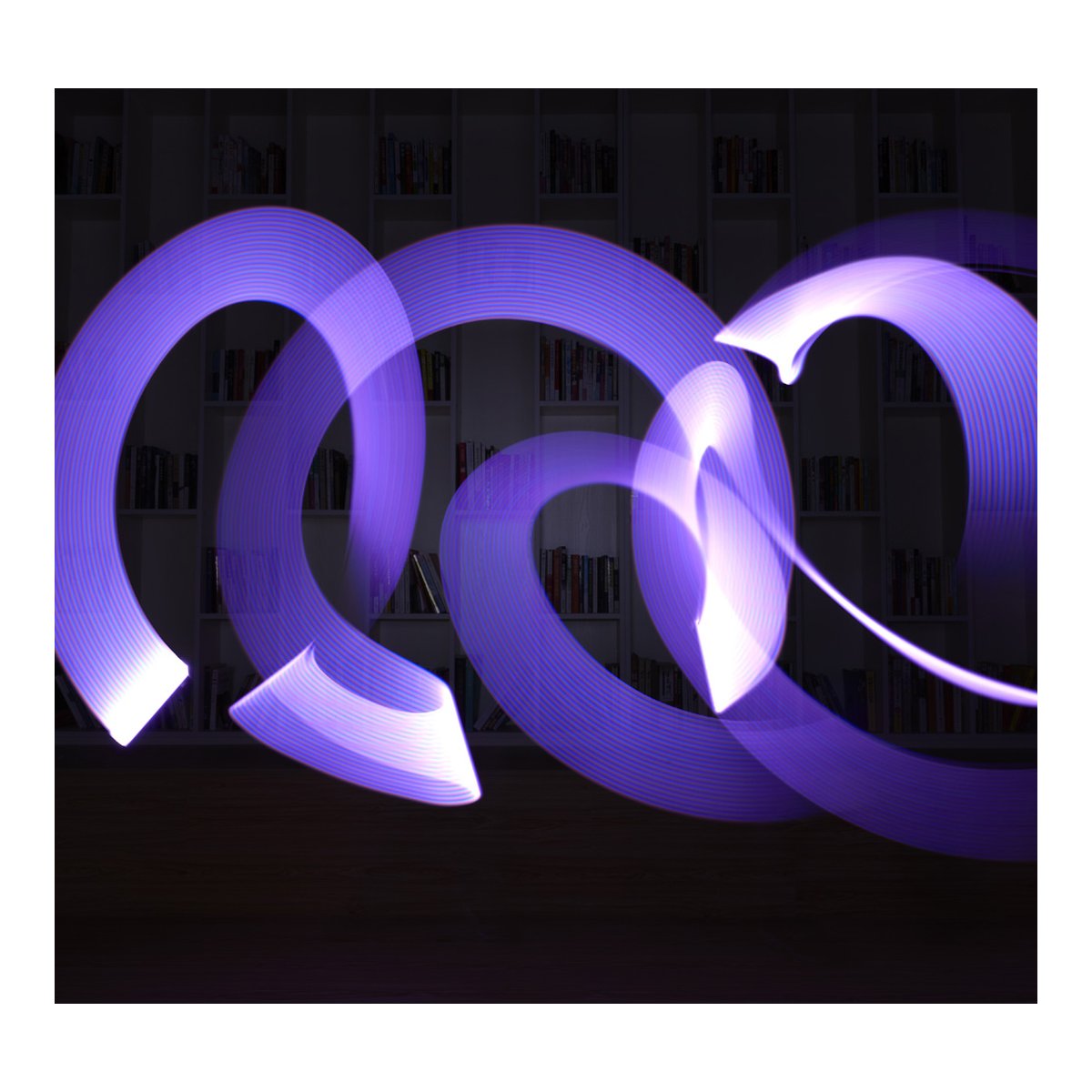Godox TL30 RGB Tube Light Dual lights Set - Anwendungsbeispiel: Abstrakte violette Lichtspuren in fließenden Formen.