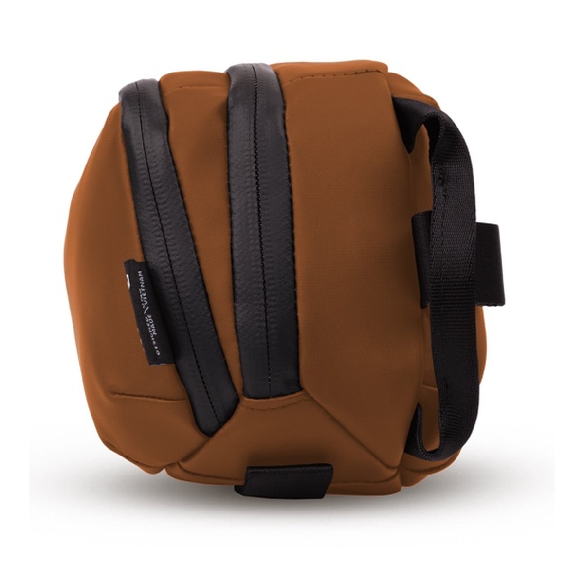 WANDRD Tech Bag Large Sedona Orange - Seitenansicht brauner Tasche mit schwarzen Reißverschlüssen, Gurt und 'Made in Vietnam'-Label.