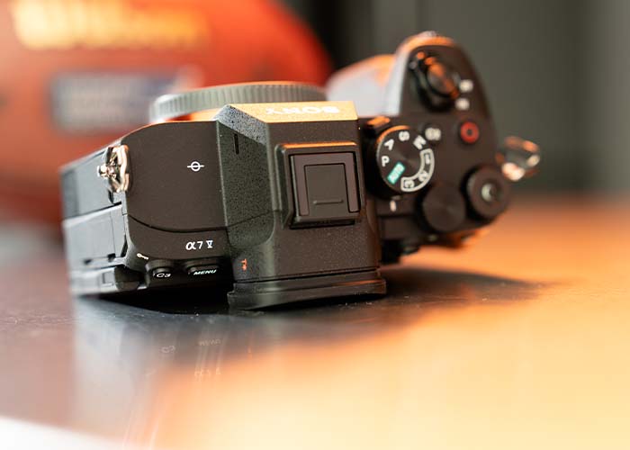 Seitenansicht der Sony Alpha 7V mit Sucher und Bedienelementen im Detail