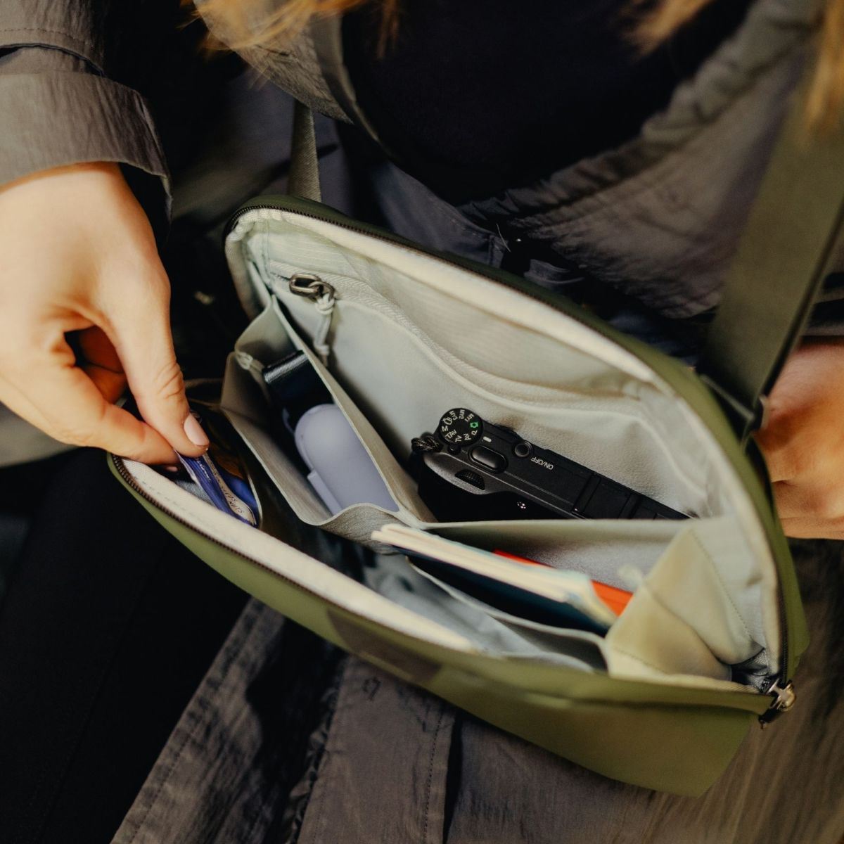 Peak Design Travel Crossbody 3L Sage Innenansicht Anwendungsbeispiel