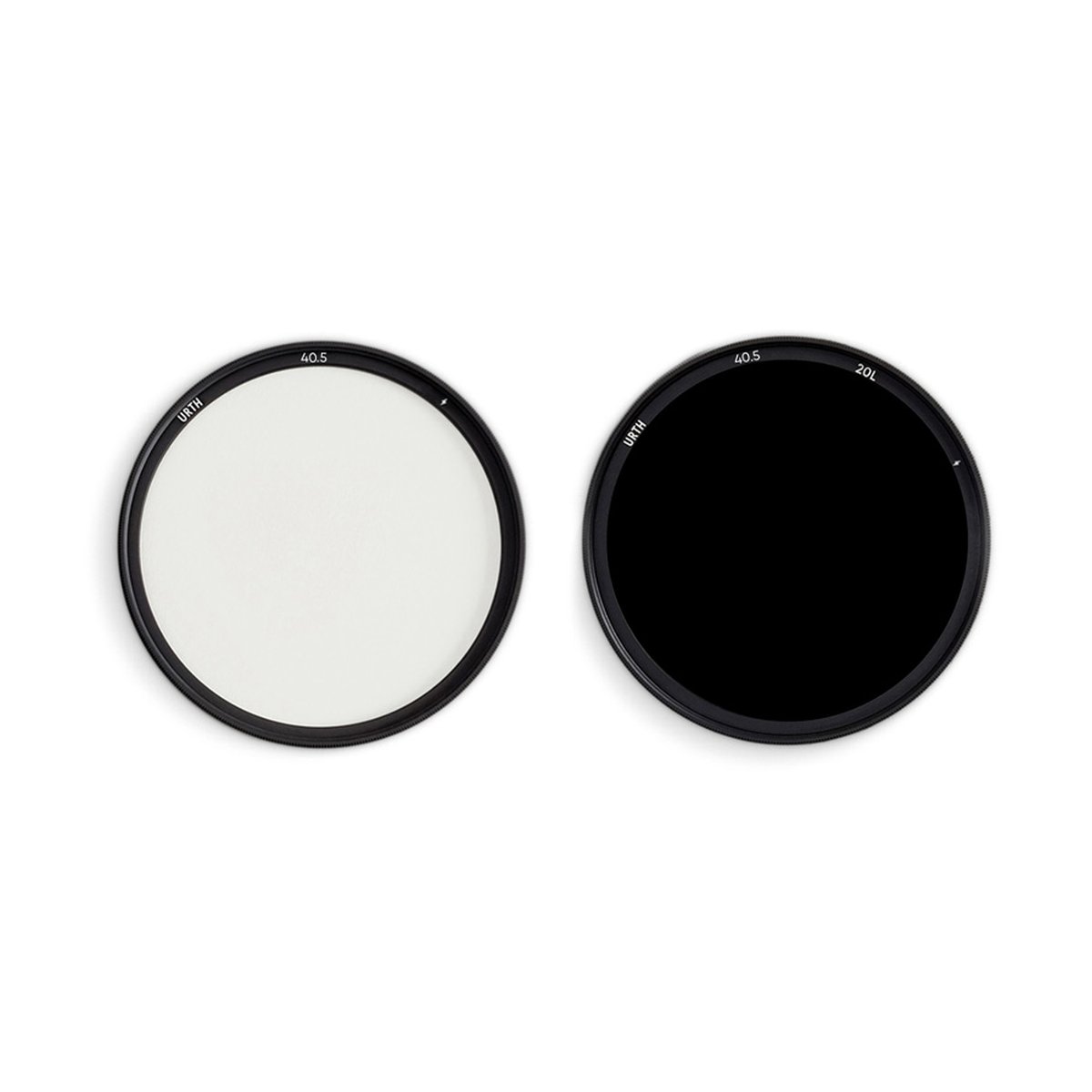 Urth 40,5mm Magnetic ND1000 (Plus+) - Produktansicht: Zwei Urth Kamerafilter, ein klarer und ein dunkler ND-Filter, 40.5mm.