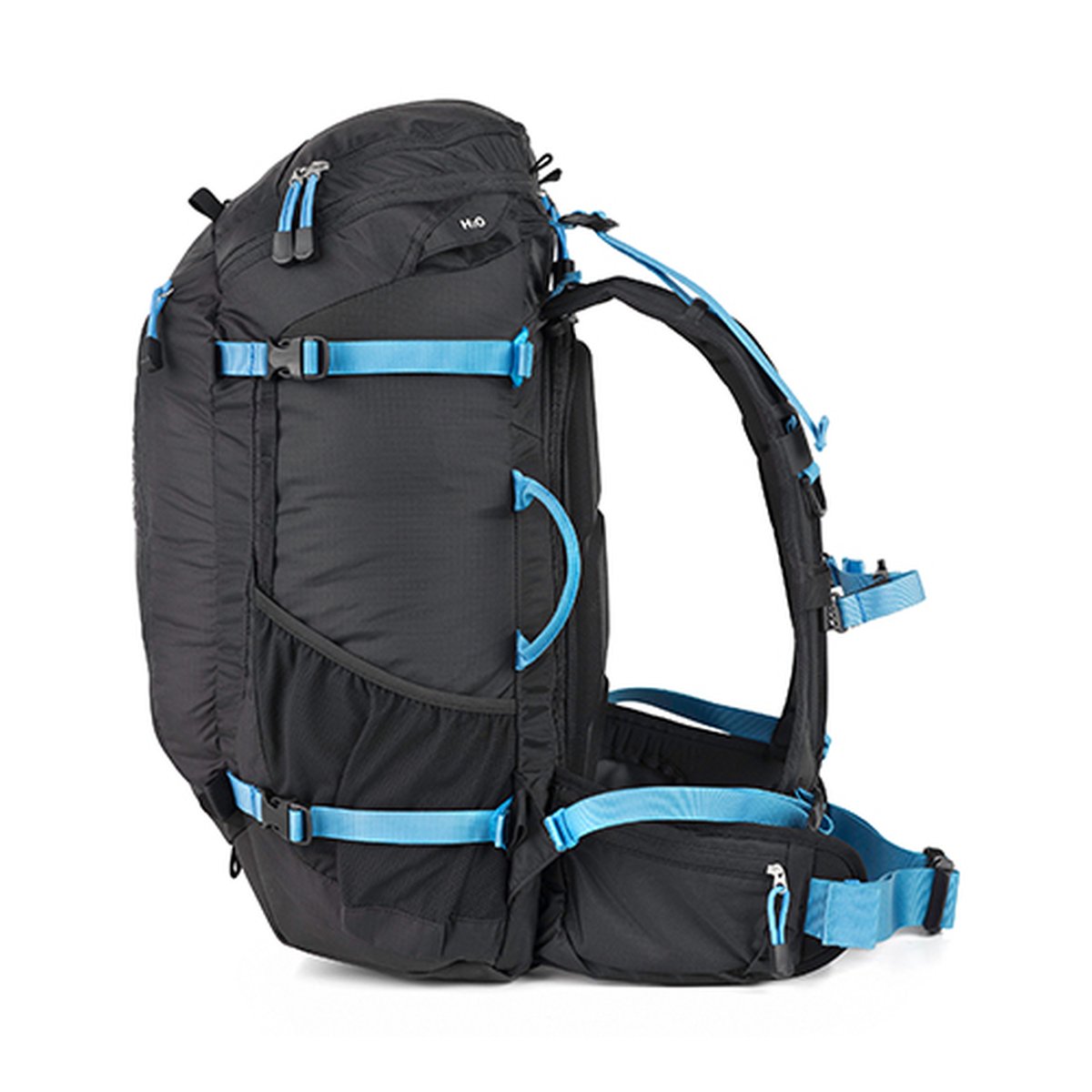 F-Stop Kashmir UL Black / Malibu Blue - Seitenansicht des schwarzen Rucksacks mit blauen Gurten.