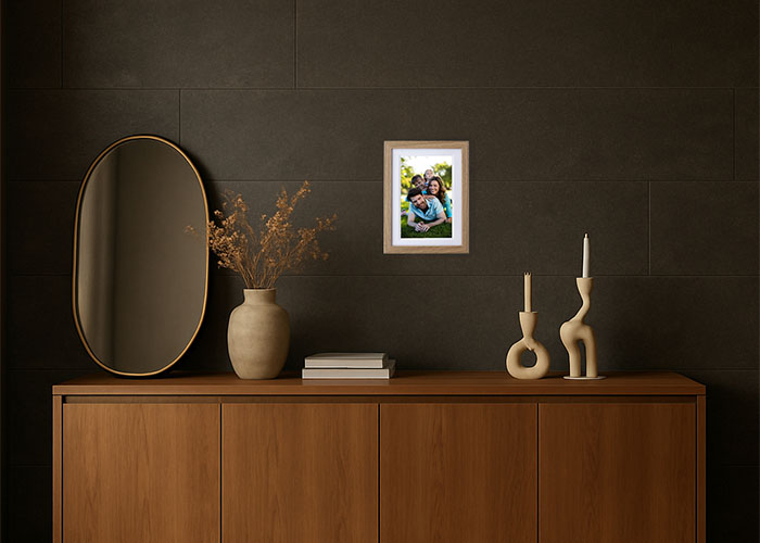 Rollei Smart Frame 1010 in Holzoptik Eiche auf Sideboard im Sonnenlicht