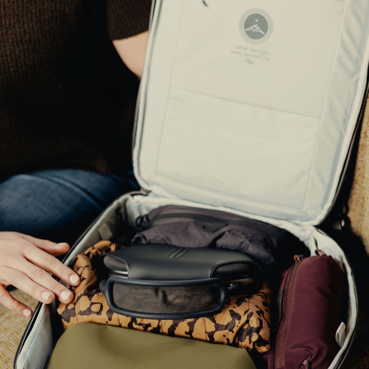 Peak Design Travel Backpack 20L Sage Innenansicht Anwendungsbeispiel