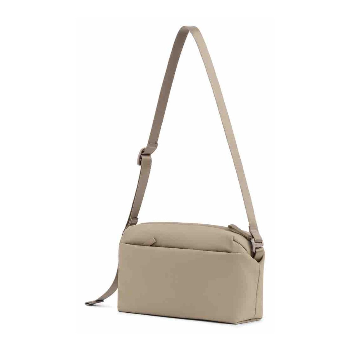 Urth Dolomite Camera Sling (Beige) - Seitenansicht der beigen Crossbody-Tasche