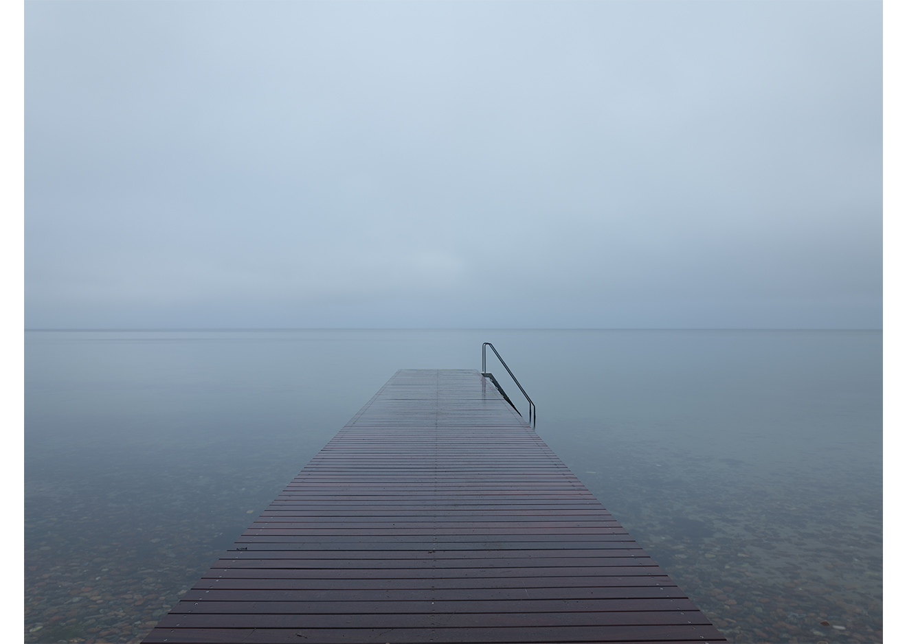 Minimalistische Landschaft mit Holzsteg im Nebel, aufgenommen mit der Fujifilm GFX100RF