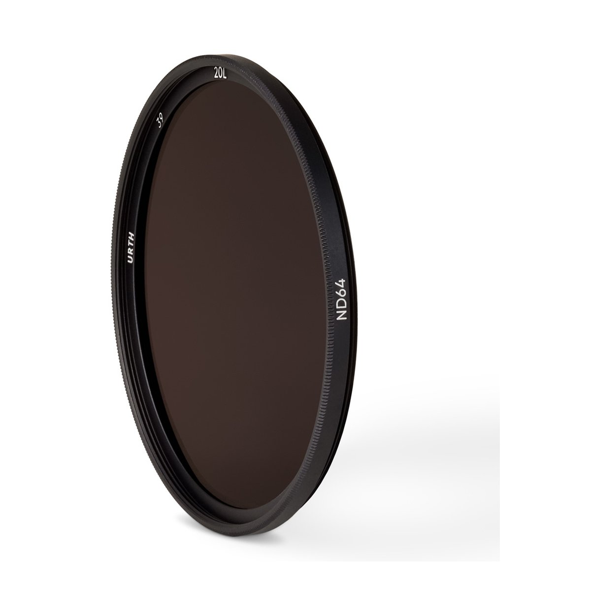 Urth 39mm ND64 (6 Stop) Objektivfilter (Plus+) - Detailansicht eines Urth ND64 Kamerafilters, der aufrecht steht und seine Beschriftung zeigt.